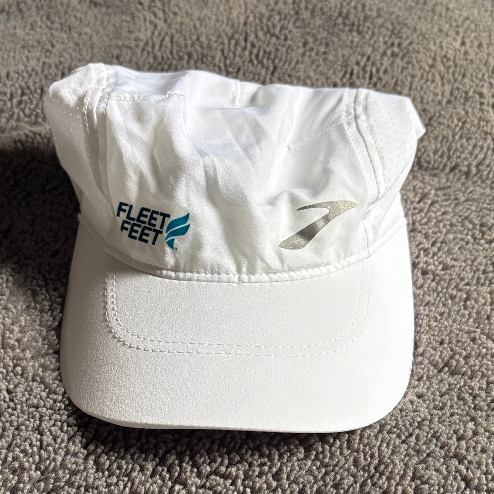 Brooks White Journey Running Hat with Teal Fleet Feet Logo NEVER WORN